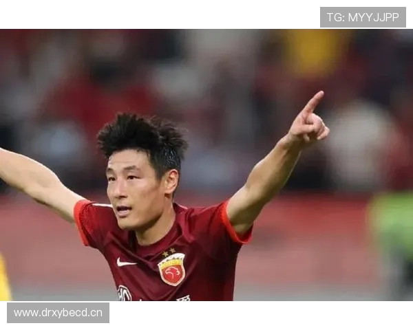 武磊这生活咋看都像明星片场，训练场上拼命下了场秒变街坊大哥